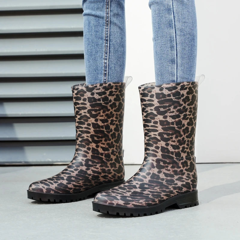 Botas de chuva femininas com estampa de leopardo, cano médio, antiderrapantes, pvc, peça única, sapatos de borracha à prova d'água para pesca, jardinagem e trabalho agrícola