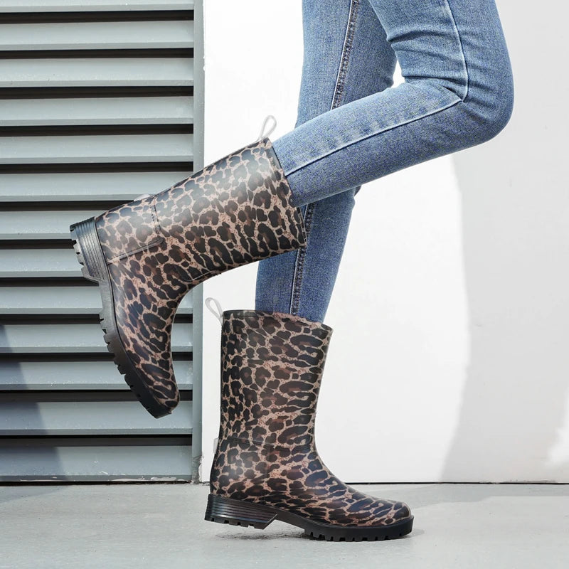 Botas de chuva femininas com estampa de leopardo, cano médio, antiderrapantes, pvc, peça única, sapatos de borracha à prova d'água para pesca, jardinagem e trabalho agrícola