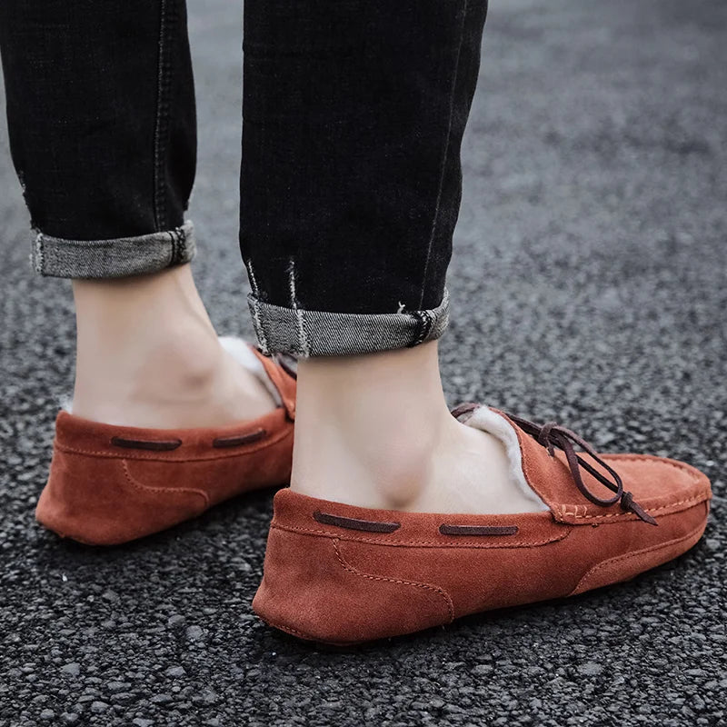 Mocassins homens sapatos de camurça de pelúcia sapatos de condução casuais marca inverno quente pele homem mocassins deslizamento na condução plana masculino sapatos de barco