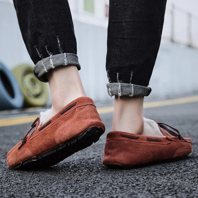Mocassins homens sapatos de camurça de pelúcia sapatos de condução casuais marca inverno quente pele homem mocassins deslizamento na condução plana masculino sapatos de barco