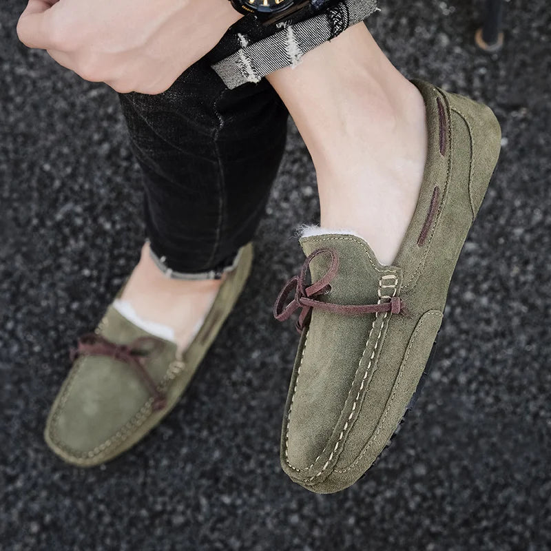 Mocassins homens sapatos de camurça de pelúcia sapatos de condução casuais marca inverno quente pele homem mocassins deslizamento na condução plana masculino sapatos de barco