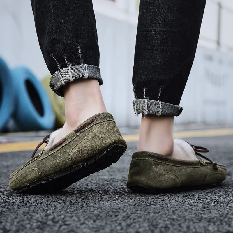 Mocassins homens sapatos de camurça de pelúcia sapatos de condução casuais marca inverno quente pele homem mocassins deslizamento na condução plana masculino sapatos de barco