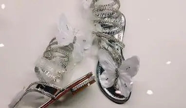 Sandálias luxuosas de verão, flor branca e rosa, sandálias femininas de salto baixo, punk gladiador, com strass, sapatos de festa de casamento