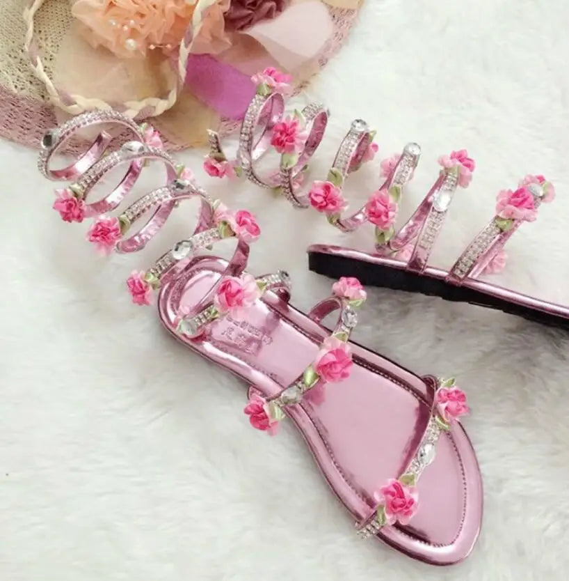 Sandálias luxuosas de verão, flor branca e rosa, sandálias femininas de salto baixo, punk gladiador, com strass, sapatos de festa de casamento