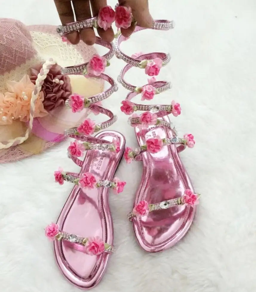Sandálias luxuosas de verão, flor branca e rosa, sandálias femininas de salto baixo, punk gladiador, com strass, sapatos de festa de casamento