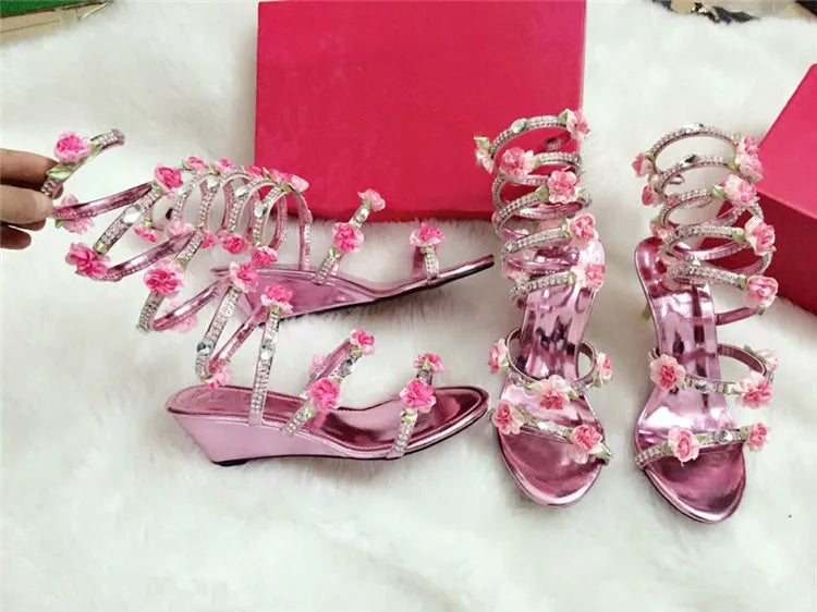 Sandálias luxuosas de verão, flor branca e rosa, sandálias femininas de salto baixo, punk gladiador, com strass, sapatos de festa de casamento