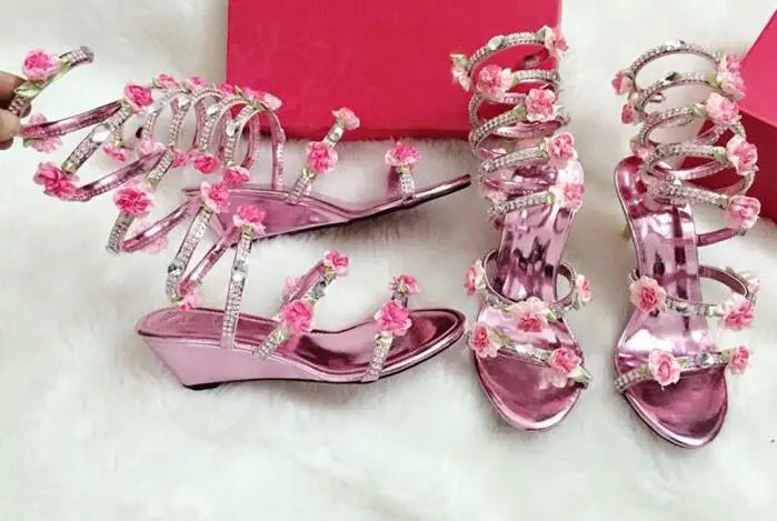 Sandálias luxuosas de verão, flor branca e rosa, sandálias femininas de salto baixo, punk gladiador, com strass, sapatos de festa de casamento