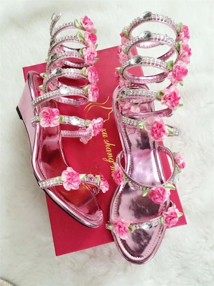 Sandálias luxuosas de verão, flor branca e rosa, sandálias femininas de salto baixo, punk gladiador, com strass, sapatos de festa de casamento