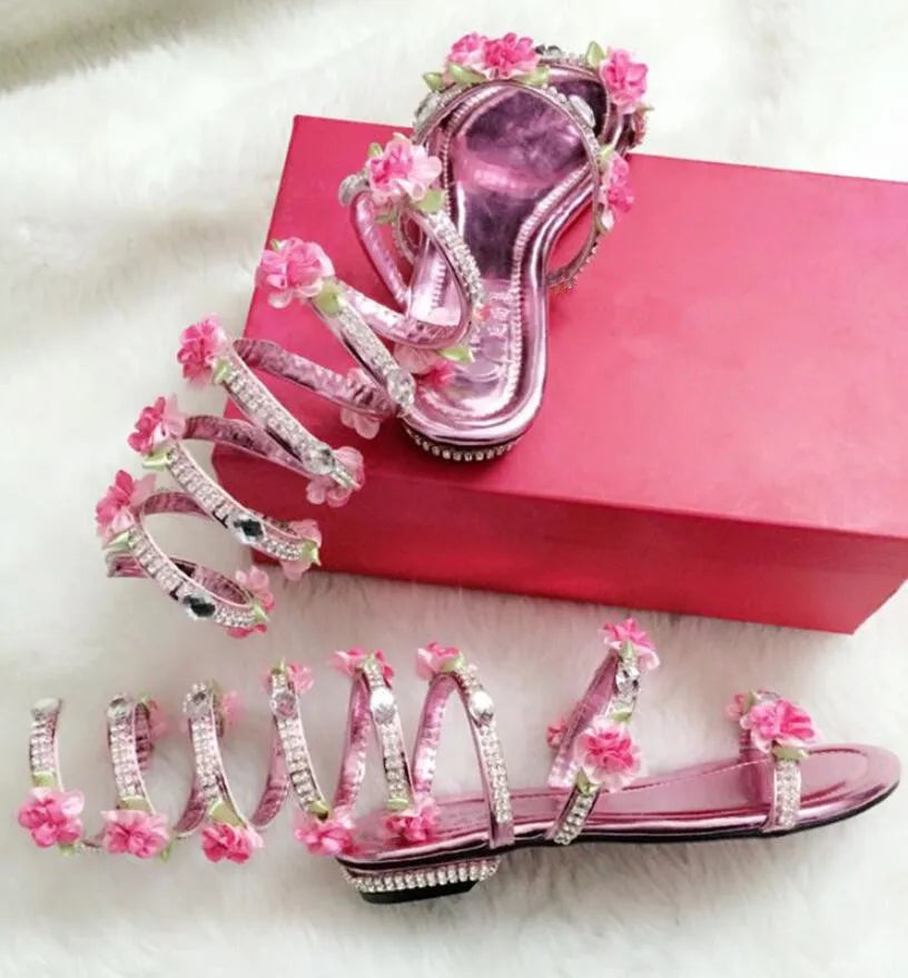 Sandálias luxuosas de verão, flor branca e rosa, sandálias femininas de salto baixo, punk gladiador, com strass, sapatos de festa de casamento