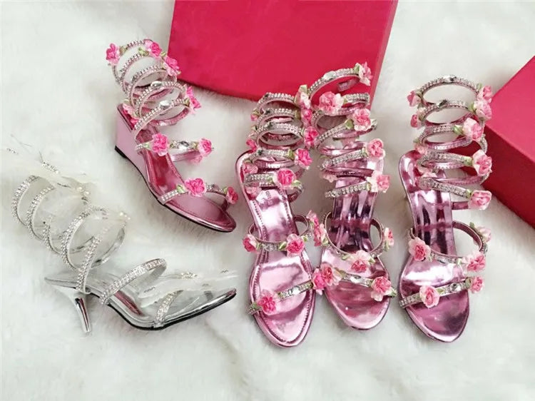 Sandálias luxuosas de verão, flor branca e rosa, sandálias femininas de salto baixo, punk gladiador, com strass, sapatos de festa de casamento