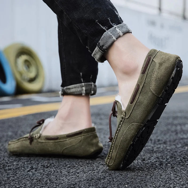 Mocassins homens sapatos de camurça de pelúcia sapatos de condução casuais marca inverno quente pele homem mocassins deslizamento na condução plana masculino sapatos de barco