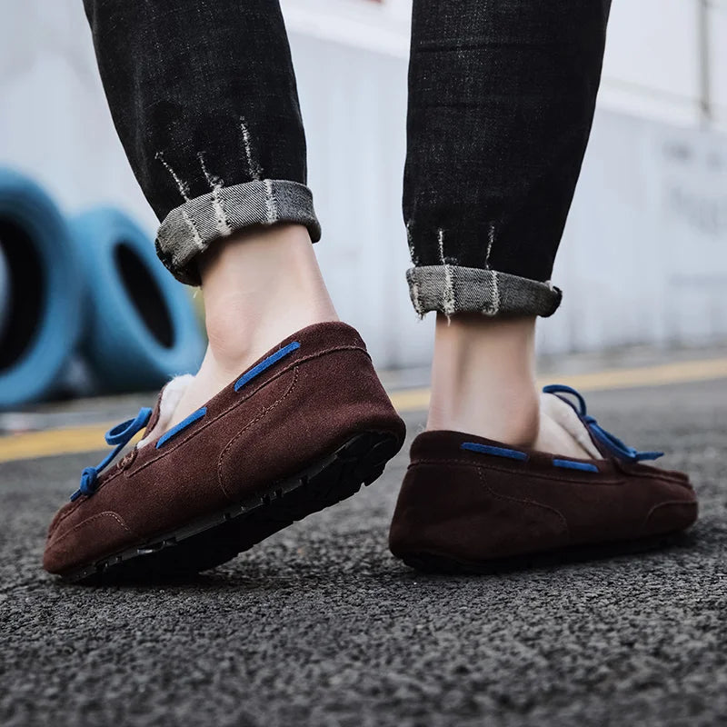 Mocassins homens sapatos de camurça de pelúcia sapatos de condução casuais marca inverno quente pele homem mocassins deslizamento na condução plana masculino sapatos de barco