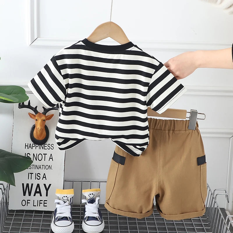 Baby Boys T-shirt listrada e shorts terno, traje casual infantil, roupas de treino infantis, roupas de verão infantil, moda nova, 2pcs set