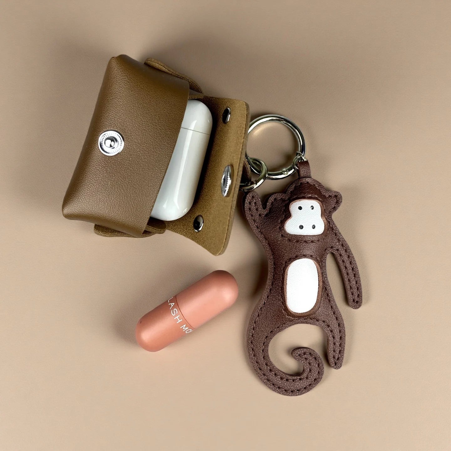 Conjunto de Chaveiro e Estojo para Fones de Ouvido em Couro PU Artesanal com Macaco/Adorável Macaco Pequeno com Cauda Encaracolada Divertida/Presente/Acessório
