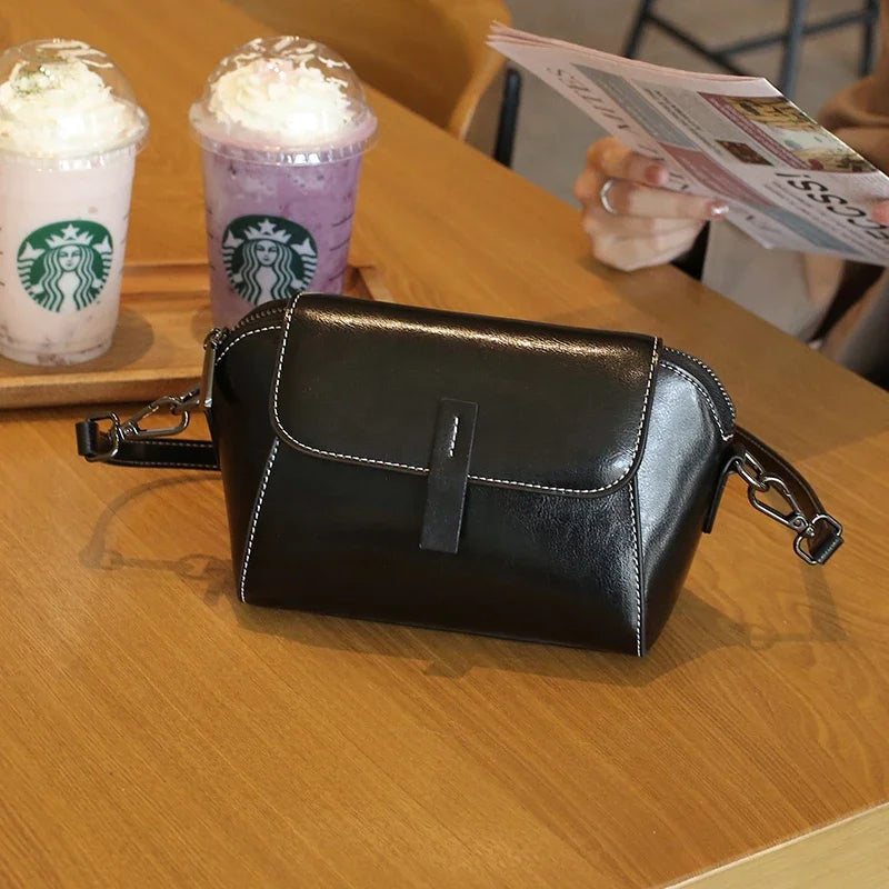 Bolsa transversal pequena de couro legítimo com acabamento em cera de óleo para mulher, bolsa fashion versátil em formato de concha, bolsa casual para celular.