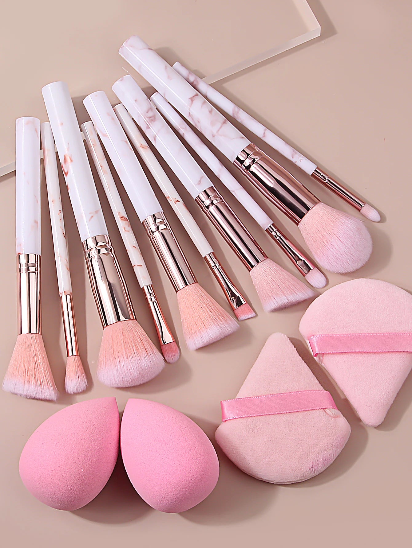 17 pçs conjunto de escova de maquiagem rosa, escova facial multifuncional + faixa de cabelo macio pulseira + esponja fina ovo triangular pó puff