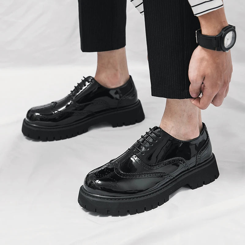 O homem da marca de luxo britânico clássico apontou sapatos vestido dos homens couro patente preto sapatos de casamento oxford sapatos formais moda brilhante