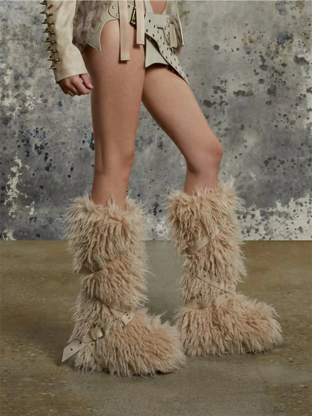 Botas femininas felpudas até o joelho |   Calçado de inverno com detalhes multi-fivela, texturas de leopardo e shearling