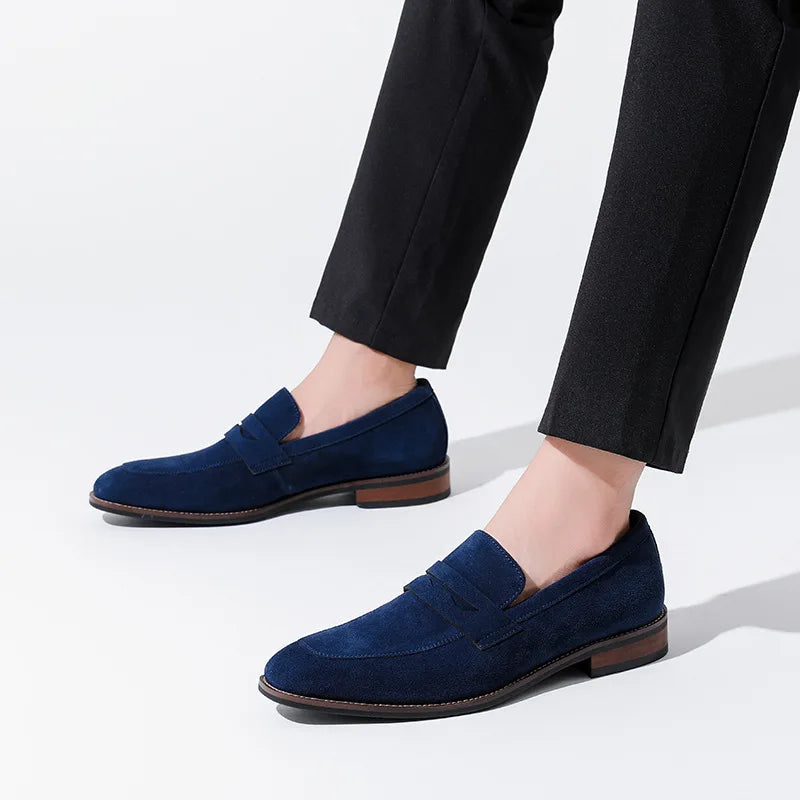 Marca masculina camurça mocassins de couro de vaca sapatos retro deslizamento-on sapatos formais masculinos sapatos de casamento