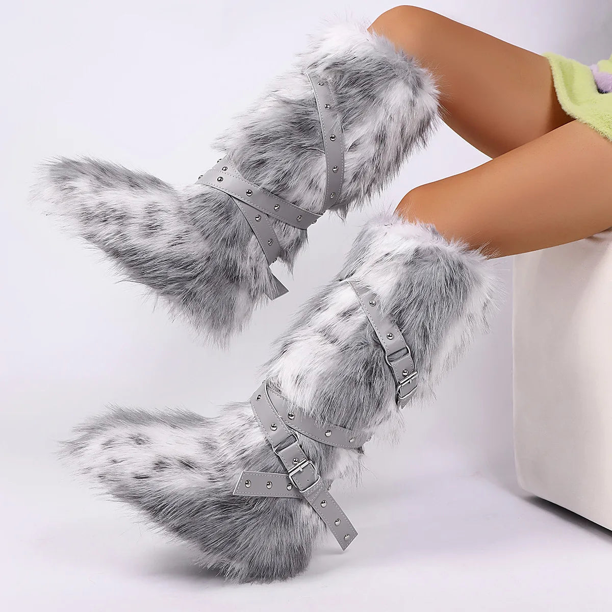 Botas femininas felpudas até o joelho |   Calçado de inverno com detalhes multi-fivela, texturas de leopardo e shearling