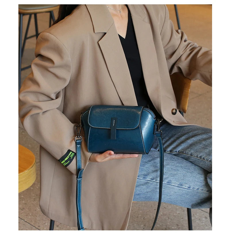 Bolsa transversal pequena de couro legítimo com acabamento em cera de óleo para mulher, bolsa fashion versátil em formato de concha, bolsa casual para celular.