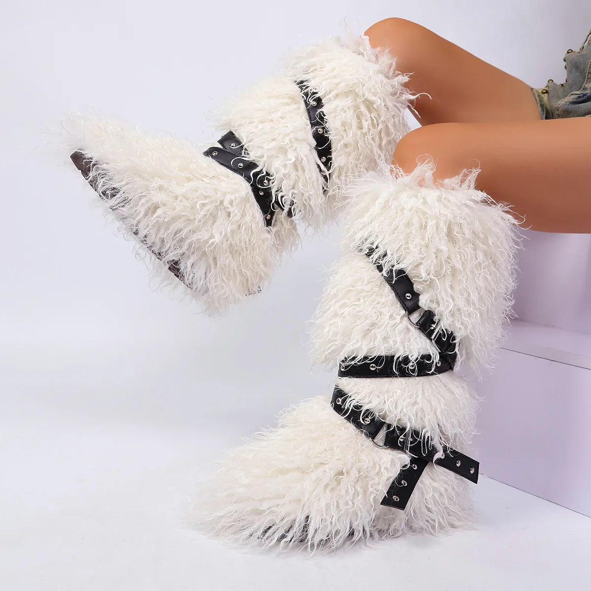 Botas femininas felpudas até o joelho |   Calçado de inverno com detalhes multi-fivela, texturas de leopardo e shearling