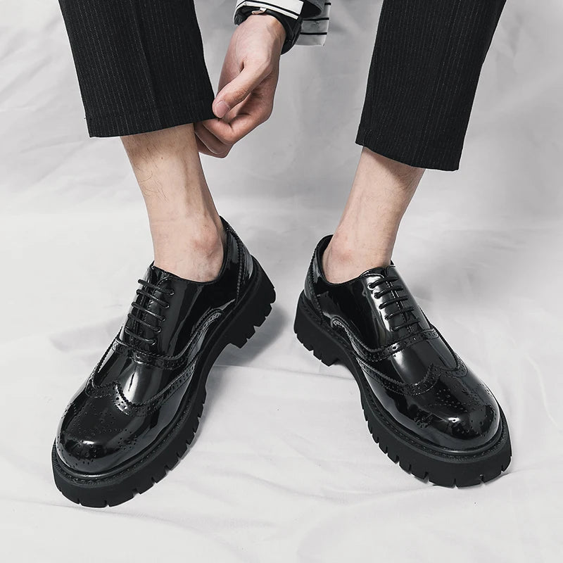O homem da marca de luxo britânico clássico apontou sapatos vestido dos homens couro patente preto sapatos de casamento oxford sapatos formais moda brilhante