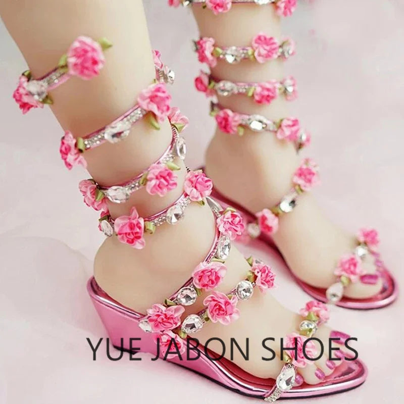 Sandálias luxuosas de verão, flor branca e rosa, sandálias femininas de salto baixo, punk gladiador, com strass, sapatos de festa de casamento