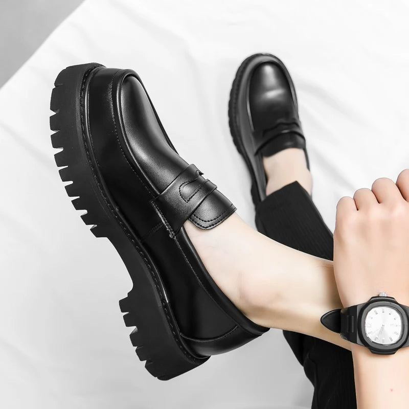 O homem da marca de luxo britânico clássico apontou sapatos vestido dos homens couro patente preto sapatos de casamento oxford sapatos formais moda brilhante