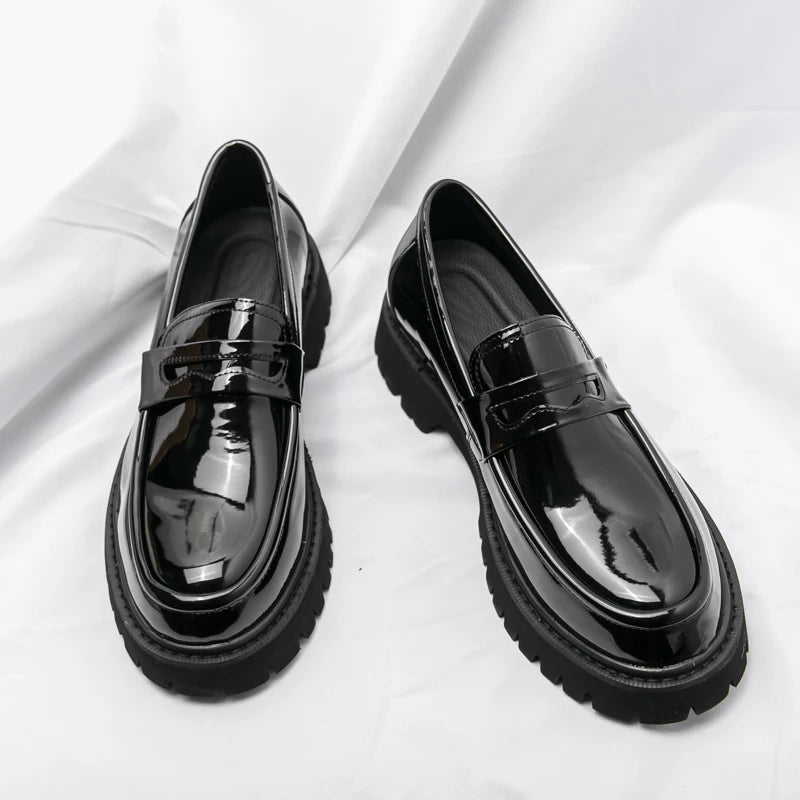 O homem da marca de luxo britânico clássico apontou sapatos vestido dos homens couro patente preto sapatos de casamento oxford sapatos formais moda brilhante