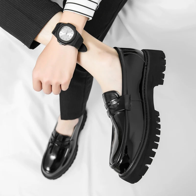 O homem da marca de luxo britânico clássico apontou sapatos vestido dos homens couro patente preto sapatos de casamento oxford sapatos formais moda brilhante