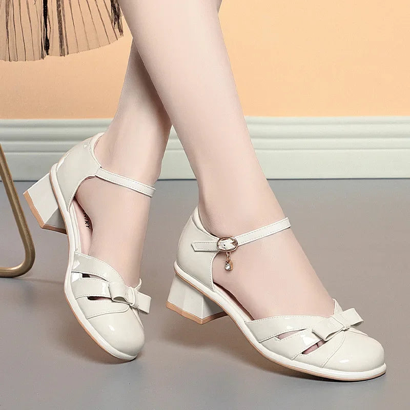 Sandálias de Couro Confortáveis e Elegantes com Laço, Salto Bloco Médio de 4,5cm, Verão 2026, para Escritório, Mães e Uso Diário Feminino