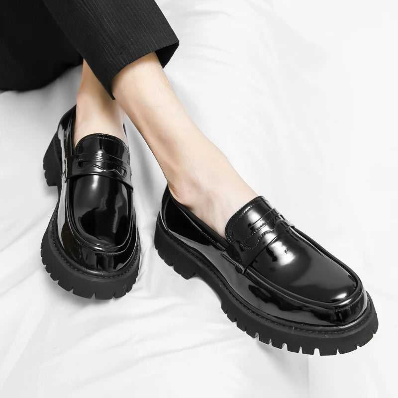 O homem da marca de luxo britânico clássico apontou sapatos vestido dos homens couro patente preto sapatos de casamento oxford sapatos formais moda brilhante