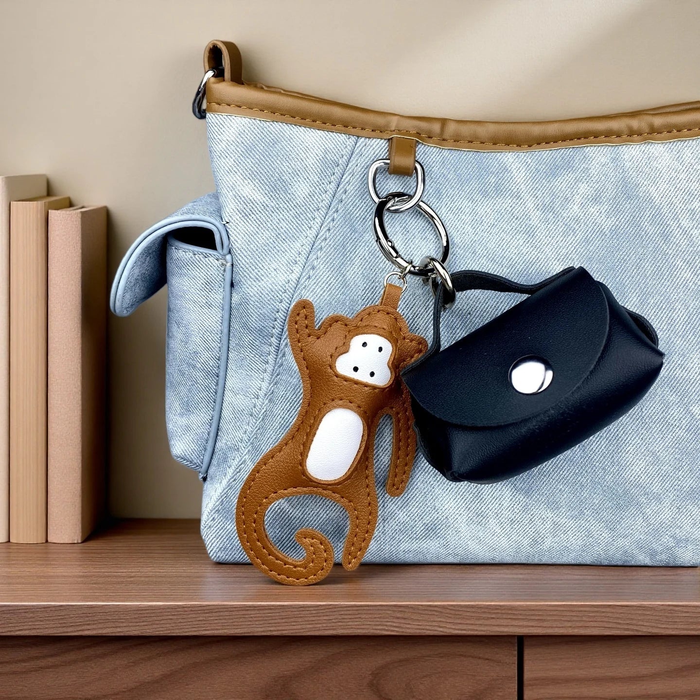 Conjunto de Chaveiro e Estojo para Fones de Ouvido em Couro PU Artesanal com Macaco/Adorável Macaco Pequeno com Cauda Encaracolada Divertida/Presente/Acessório