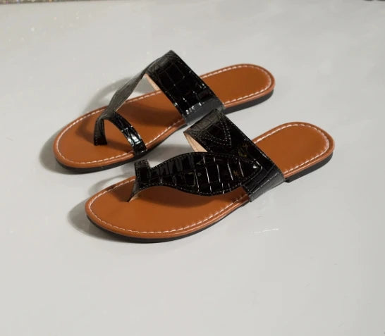 Moda feminina chinelos de dedo aberto casual chinelos planos femininos ao ar livre leve sapatos de praia para mulher zapatos 2025 verão novo