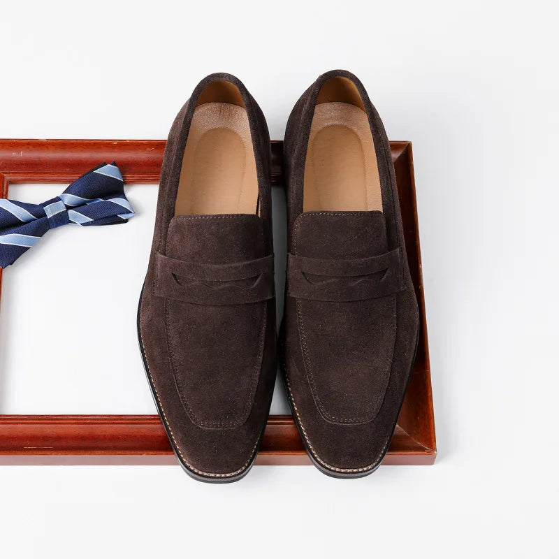 Marca masculina camurça mocassins de couro de vaca sapatos retro deslizamento-on sapatos formais masculinos sapatos de casamento