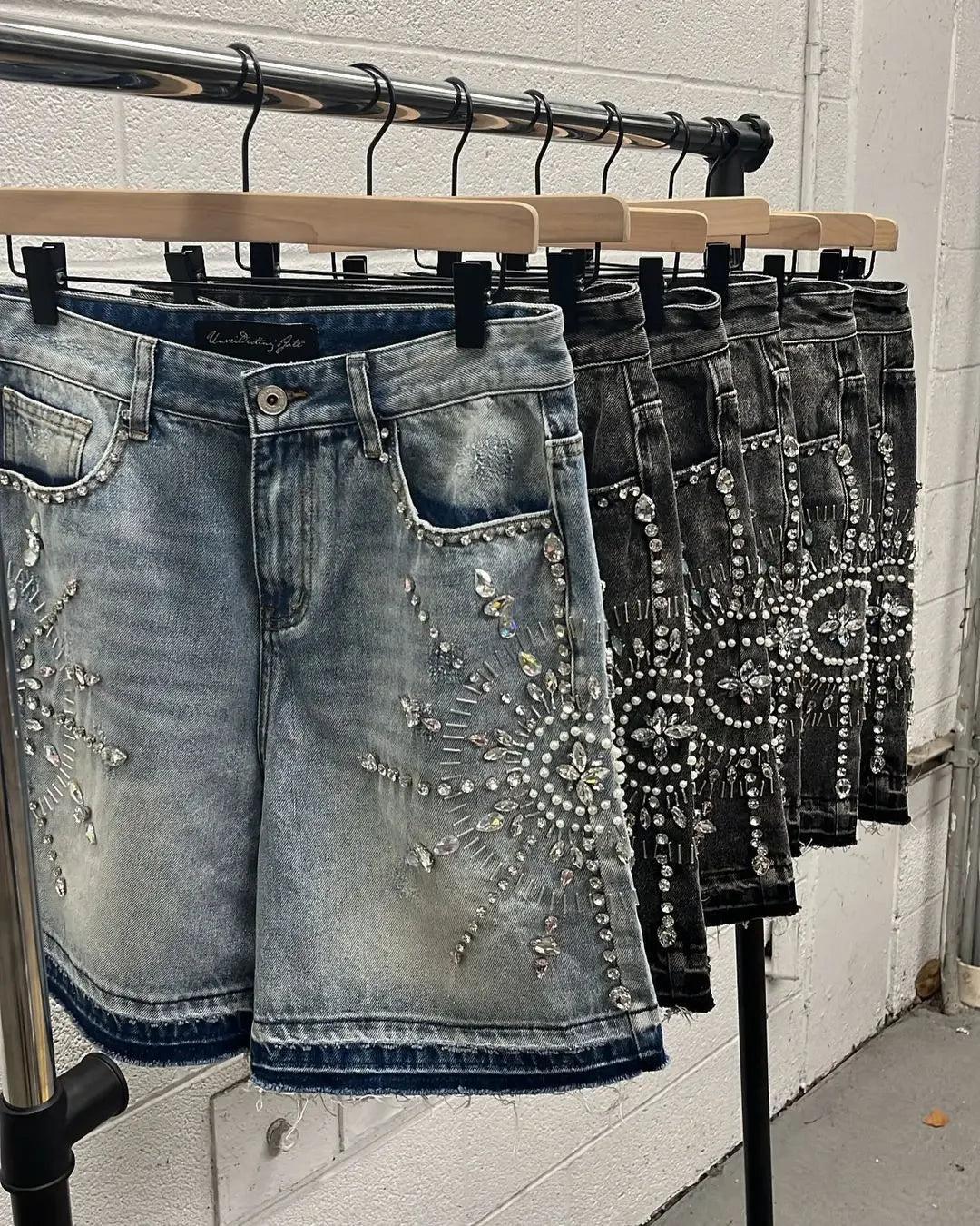 Moda na moda marca personalidade americana rua indústria pesada diamante-incrustado denim shorts feminino 2025 quebrar shorts soltos