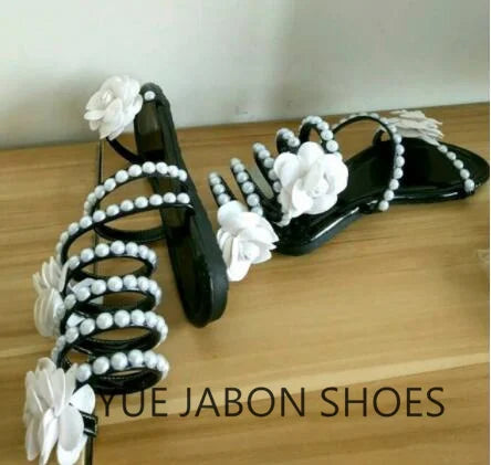 Sandálias luxuosas de verão, flor branca e rosa, sandálias femininas de salto baixo, punk gladiador, com strass, sapatos de festa de casamento