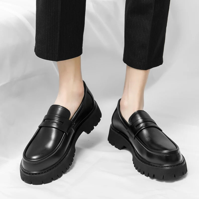 O homem da marca de luxo britânico clássico apontou sapatos vestido dos homens couro patente preto sapatos de casamento oxford sapatos formais moda brilhante