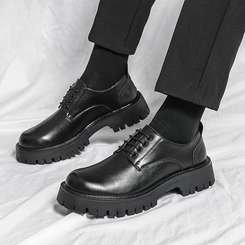 O homem da marca de luxo britânico clássico apontou sapatos vestido dos homens couro patente preto sapatos de casamento oxford sapatos formais moda brilhante