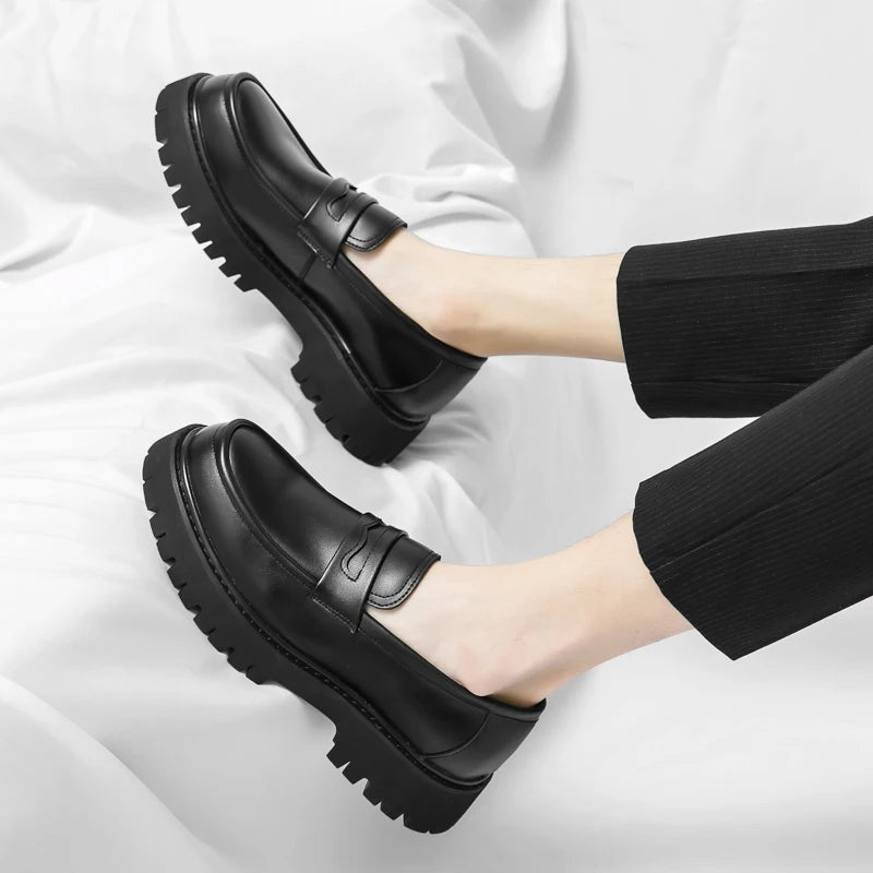 O homem da marca de luxo britânico clássico apontou sapatos vestido dos homens couro patente preto sapatos de casamento oxford sapatos formais moda brilhante