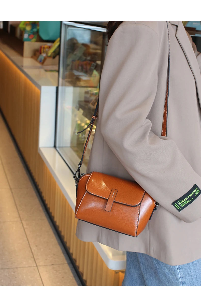 Bolsa transversal pequena de couro legítimo com acabamento em cera de óleo para mulher, bolsa fashion versátil em formato de concha, bolsa casual para celular.
