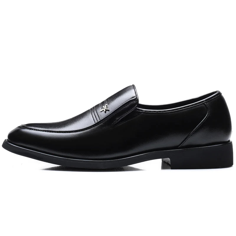 Sapatos casuais masculinos de couro de alta qualidade, confortáveis, leves, mocassins formais, sapatos respiráveis, sem cadarço, para dirigir