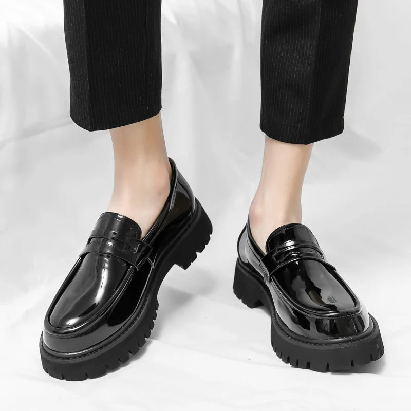 O homem da marca de luxo britânico clássico apontou sapatos vestido dos homens couro patente preto sapatos de casamento oxford sapatos formais moda brilhante