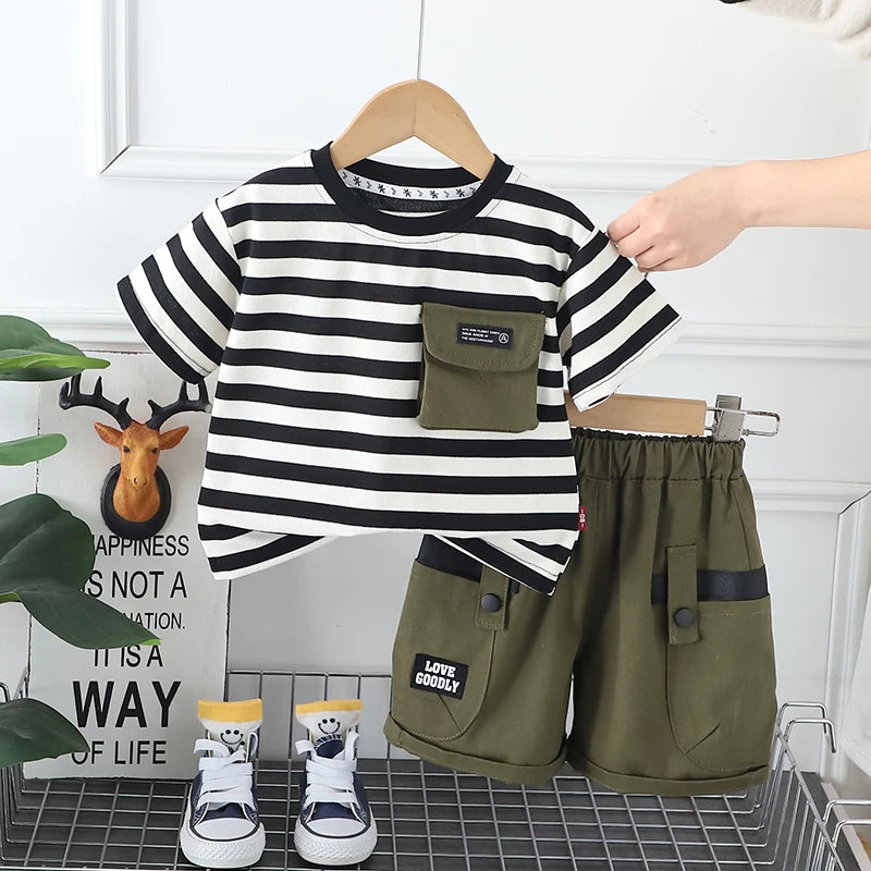 Baby Boys T-shirt listrada e shorts terno, traje casual infantil, roupas de treino infantis, roupas de verão infantil, moda nova, 2pcs set