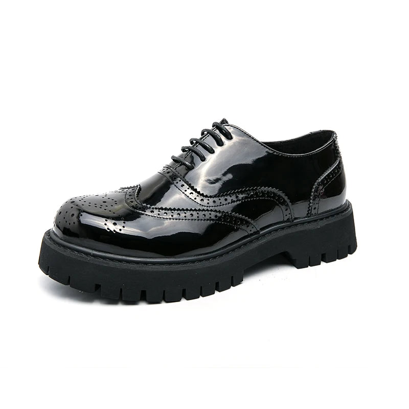 O homem da marca de luxo britânico clássico apontou sapatos vestido dos homens couro patente preto sapatos de casamento oxford sapatos formais moda brilhante