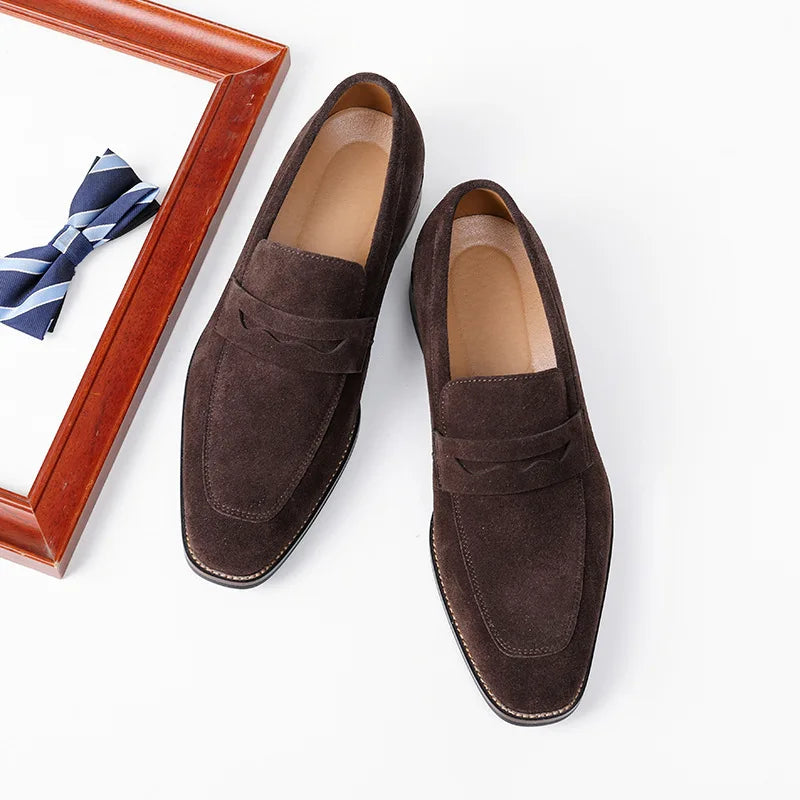 Marca masculina camurça mocassins de couro de vaca sapatos retro deslizamento-on sapatos formais masculinos sapatos de casamento