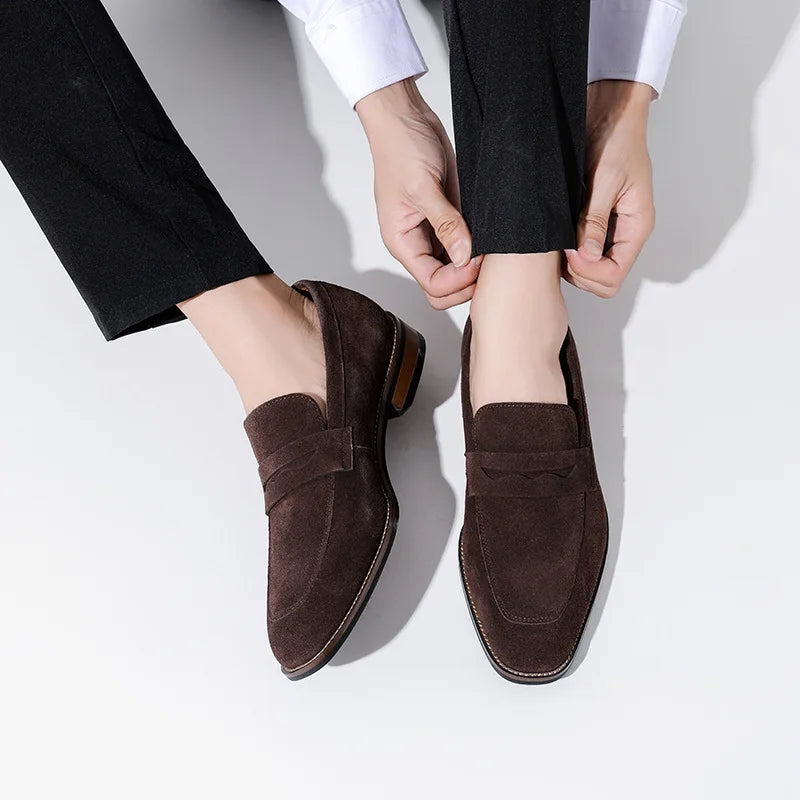 Marca masculina camurça mocassins de couro de vaca sapatos retro deslizamento-on sapatos formais masculinos sapatos de casamento