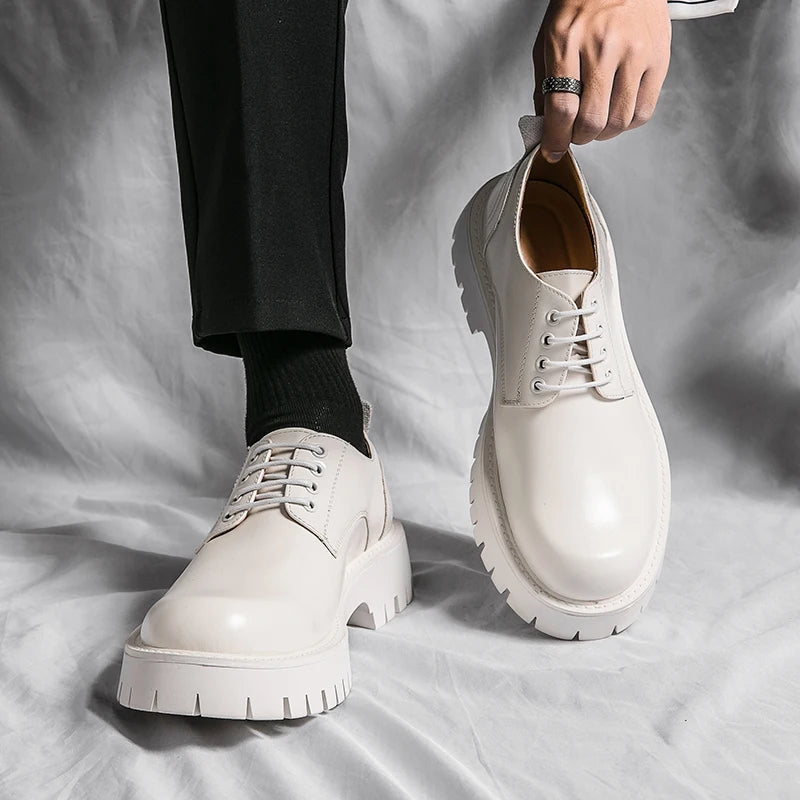 O homem da marca de luxo britânico clássico apontou sapatos vestido dos homens couro patente preto sapatos de casamento oxford sapatos formais moda brilhante