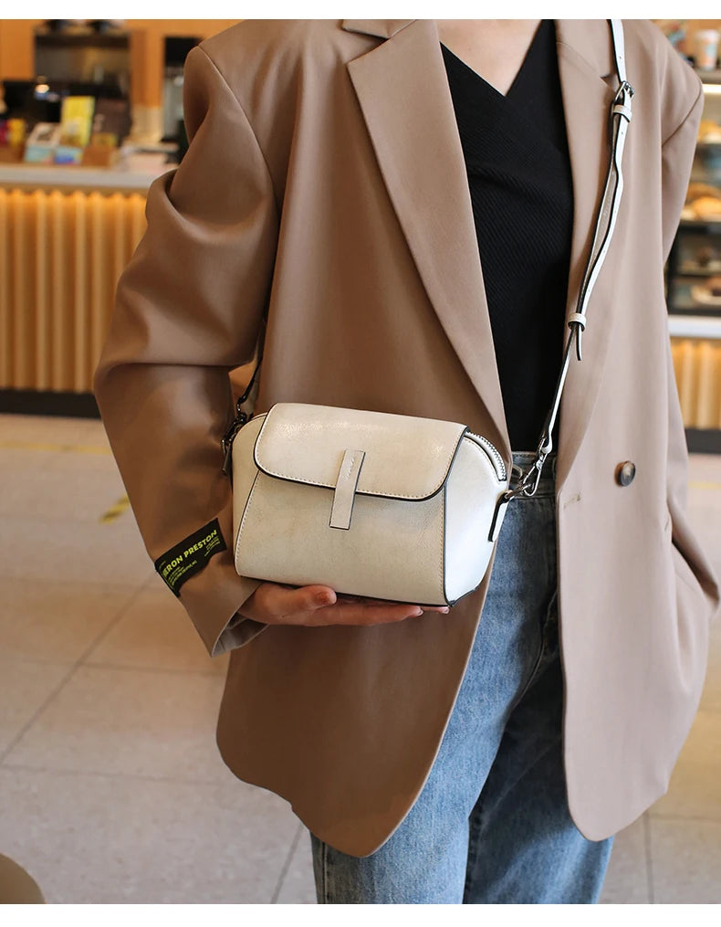 Bolsa transversal pequena de couro legítimo com acabamento em cera de óleo para mulher, bolsa fashion versátil em formato de concha, bolsa casual para celular.